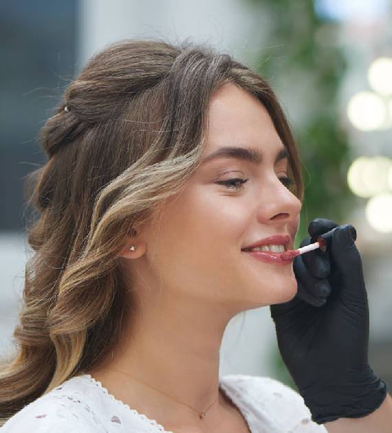 httpselements.envato.commakeup-artist-applying-lip-gloss-in-beauty-salon-T3QP4BN-1.jpg